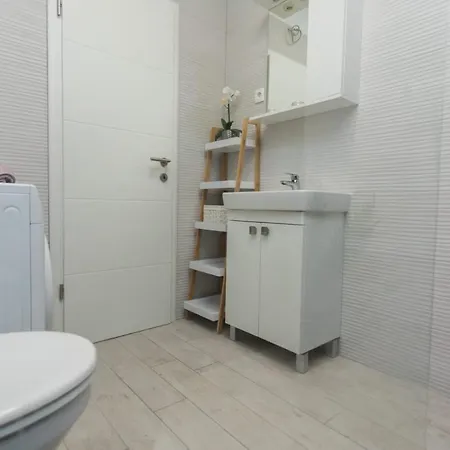 Bloom Apartment Split