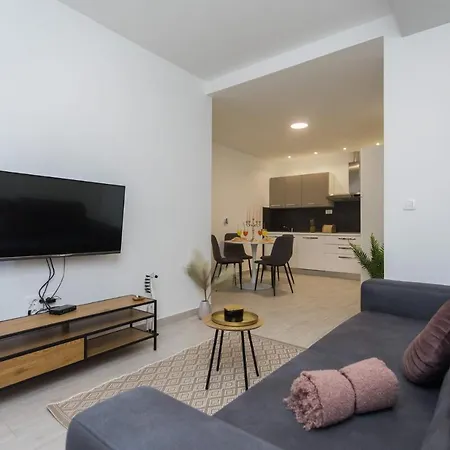 Bloom Apartment Split