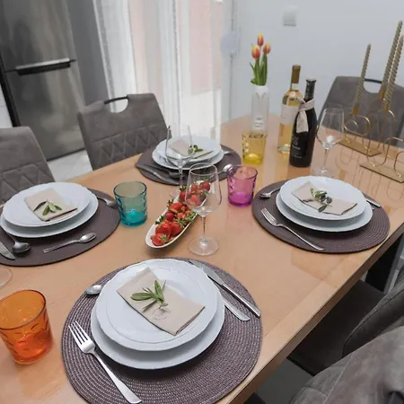 Apartment Bloom Split