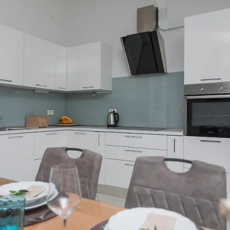 Apartment Bloom Split